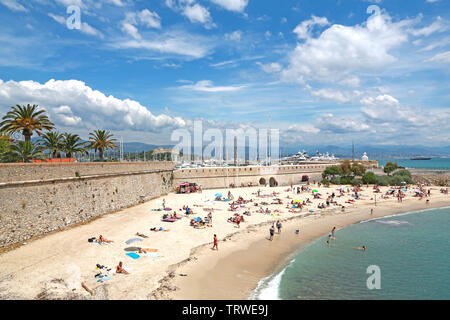 Antibes, Francia - 16 Giugno 2014: bella spiaggia del mare a Antibes su una soleggiata giornata estiva Foto Stock