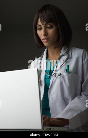 Indian medico donna al lavoro su un notebook Foto Stock