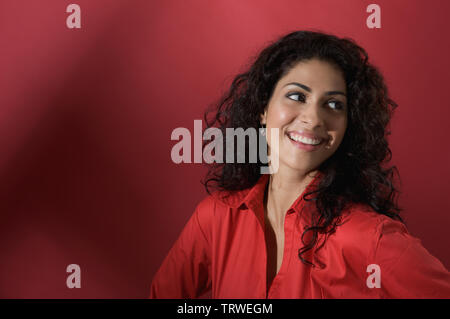 In prossimità di una donna Indiana sorridente Foto Stock
