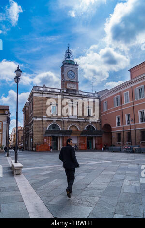 Un giovane che attraversa a piedi Piazza del Popolo, Ravenna, Emilia-Romagna, Italia Foto Stock