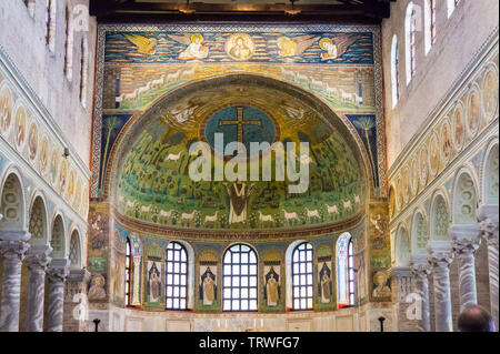 I mosaici della chiesa di Sant'Apollinare in Classe, Ravenna, Emilia Romagna, Italia Foto Stock