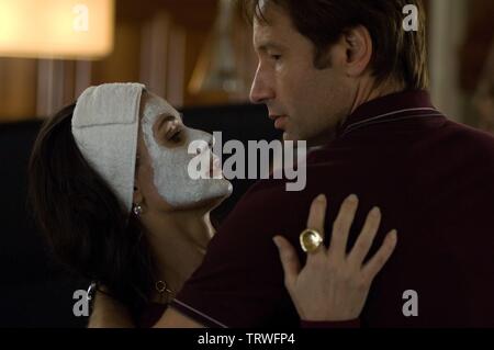 DEMI Moore e David Duchovny in JONESES (2009). Copyright: solo uso editoriale. No merchandising o copertine di libri. Questa è una distribuita pubblicamente handout. I diritti di accesso soltanto, senza licenza di copyright fornite. Solo per essere riprodotto in concomitanza con la promozione di questo film. Credito: ECHO LAKE PRODUCTIONS/IL JONESES/PREMIERE foto / Album Foto Stock