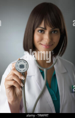 Ritratto di una donna medico tenendo uno stetoscopio Foto Stock