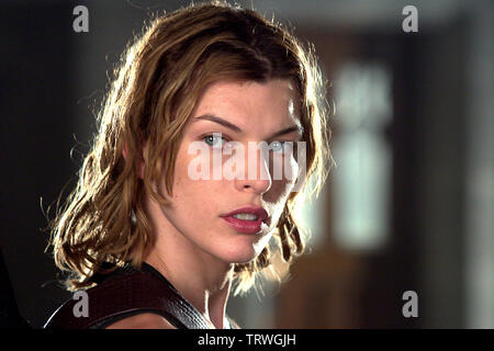 MILLA JOVOVICH in Resident Evil: Apocalisse (2004). Copyright: solo uso editoriale. No merchandising o copertine di libri. Questa è una distribuita pubblicamente handout. I diritti di accesso soltanto, senza licenza di copyright fornite. Solo per essere riprodotto in concomitanza con la promozione di questo film. Credito: Columbia Pictures / Album Foto Stock