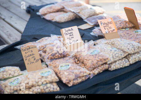 Columbus, NJ Giugno 9, 2019: vari dado, scrivania in un negozio con arachidi noci nocciole e altra frutta a guscio per la vendita e il consumo - Immagine Foto Stock