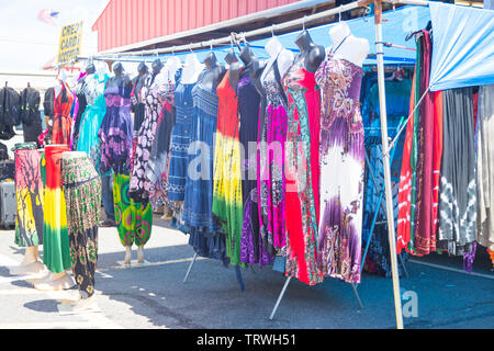 Columbus, NJ Giugno 9, 2019: portabiti con boho stile hippie motivo floreale abbigliamento femminile al mercato outdoor - Immagine Foto Stock