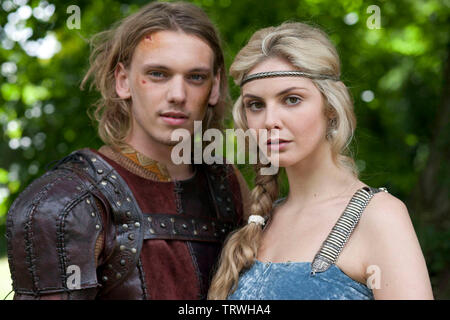 TAMSIN EGERTON e Jamie Campbell BOWER in CAMELOT (2011). Copyright: solo uso editoriale. No merchandising o copertine di libri. Questa è una distribuita pubblicamente handout. I diritti di accesso soltanto, senza licenza di copyright fornite. Solo per essere riprodotto in concomitanza con la promozione di questo film. Credit: CBC / Album Foto Stock