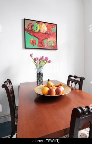 Cucina tavolo da pranzo con 3 sedie vuote, cesto di frutta e still-life dipinto sul muro di Berlino, Germania Foto Stock