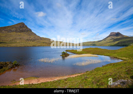 Stac Pollaidh da Loch Lurgainn, Coigach, Wester Ross, altopiani, Scozia Foto Stock