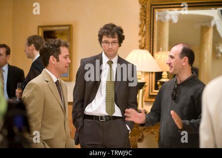 TOM HOLLANDER , CHRIS ADDISON e ARMANDO IANNUCCI in nel loop (2009). Copyright: solo uso editoriale. No merchandising o copertine di libri. Questa è una distribuita pubblicamente handout. I diritti di accesso soltanto, senza licenza di copyright fornite. Solo per essere riprodotto in concomitanza con la promozione di questo film. Credito: Aramid entertainment fund/BBC Films/UK Film Council / Album Foto Stock