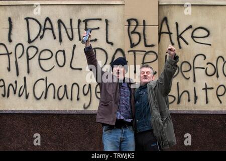 DAVE JOHNS a io, Daniele Blake (2016). Copyright: solo uso editoriale. No merchandising o copertine di libri. Questa è una distribuita pubblicamente handout. I diritti di accesso soltanto, senza licenza di copyright fornite. Solo per essere riprodotto in concomitanza con la promozione di questo film. Credito: BBC/BFI/Les Films du Fleuve/Sedici film/PERCHÉ NON PROD/WILD / Album Foto Stock