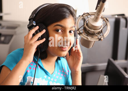 Ragazza disc jockey parlando in un microfono Foto Stock