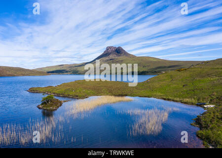 Stac Pollaidh da Loch Lurgainn, Coigach, Wester Ross, altopiani, Scozia Foto Stock