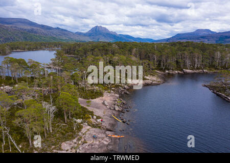 Vista aerea delle isole boscose su Loch Maree, Wester Ross, altopiani, Scozia Foto Stock