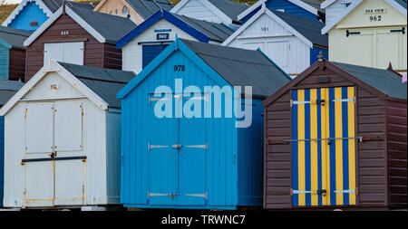 Spiaggia di capanne sul davanti al vecchio Felixstowe Foto Stock