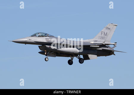 Il USAF Reserve F-16C dal 93Fighter Squadron ad Homestead AFRES base in Florida in atterraggio a RAF Lakenheath durante le unità 2019 deployment. Foto Stock
