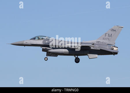 Il USAF Reserve F-16C dal 93Fighter Squadron ad Homestead AFRES base in Florida in atterraggio a RAF Lakenheath durante le unità 2019 deployment. Foto Stock