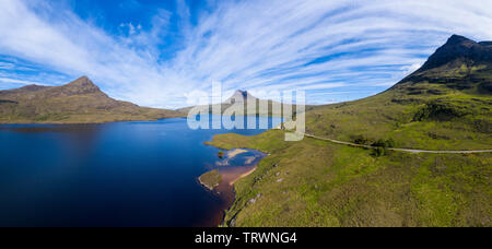 Vista panoramica di Stac Pollaidh, Cul Beag e Sgorr Tuath, Beinn un Eoin, da Loch Lurgainn, Coigach, Wester Ross, altopiani, Scozia Foto Stock
