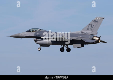 Il USAF Reserve F-16C dal 93Fighter Squadron ad Homestead AFRES base in Florida in atterraggio a RAF Lakenheath durante le unità 2019 deployment. Foto Stock