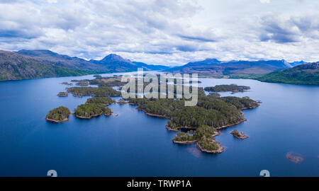 Panoramica vista aerea delle isole boscose su Loch Maree, Wester Ross, altopiani, Scozia Foto Stock