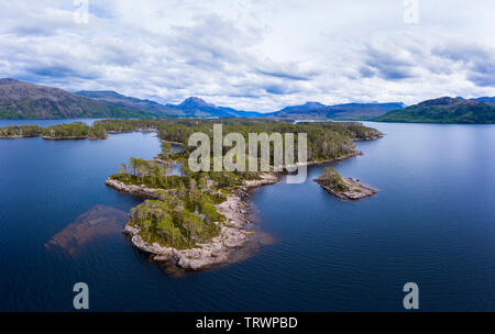 Vista aerea delle isole boscose su Loch Maree, Wester Ross, altopiani, Scozia Foto Stock