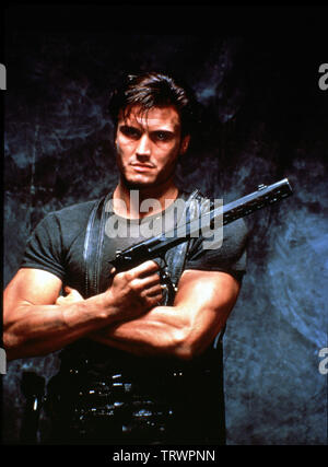 DOLPH LUNDGREN IN THE PUNISHER (1989). Copyright: solo uso editoriale. No merchandising o copertine di libri. Questa è una distribuita pubblicamente handout. I diritti di accesso soltanto, senza licenza di copyright fornite. Solo per essere riprodotto in concomitanza con la promozione di questo film. Credito: NUOVO MONDO INTERNATIONAL / Album Foto Stock