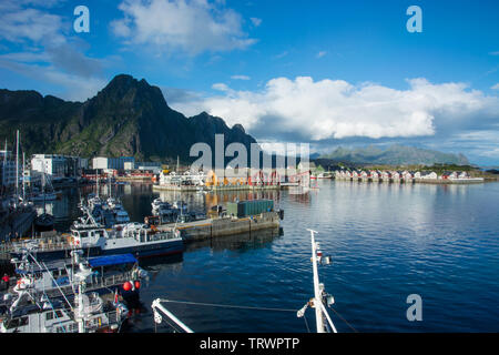 Porto di Svolvaer presso le isole Lofoten in Norvegia / Scandinavia Foto Stock