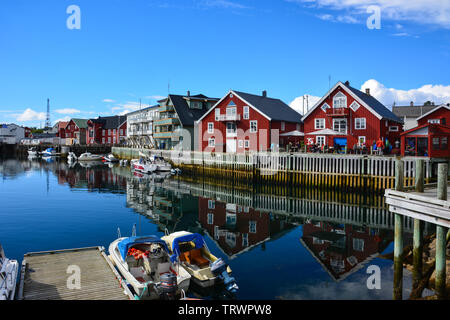 Villaggio di Pescatori Henningsvaer presso le isole Lofoten in Norvegia / Scandinavia Foto Stock