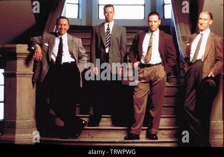 GUY PEARCE , James Cromwell , Kevin Spacey e Russell Crowe in L. A. Confidential (1997). Copyright: solo uso editoriale. No merchandising o copertine di libri. Questa è una distribuita pubblicamente handout. I diritti di accesso soltanto, senza licenza di copyright fornite. Solo per essere riprodotto in concomitanza con la promozione di questo film. Credito: WARNER BROTHERS / Album Foto Stock