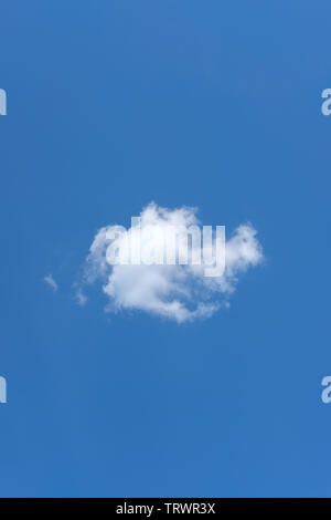 Singola bianco puffy cloud nel cielo Foto Stock