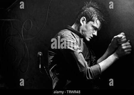 SAM RILEY NEL CONTROLLO (2007). Copyright: solo uso editoriale. No merchandising o copertine di libri. Questa è una distribuita pubblicamente handout. I diritti di accesso soltanto, senza licenza di copyright fornite. Solo per essere riprodotto in concomitanza con la promozione di questo film. Credito: BECKER FILMS INTERNATIONAL / Album Foto Stock