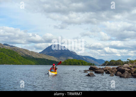 Kayaking sul Loch Maree, Wester Ross, altopiani, Scozia Foto Stock