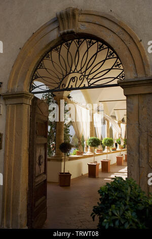 Ingresso al Convento di San Francesco ora un hotel chiamato il Chiostro di Pienza, Corso il Rossellino, Pienza, Toscana, Italia Foto Stock