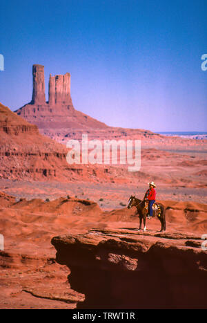 Navajo uomo a cavallo nel parco tribale Navajo, Arizona e Utah. Arenaria colorata buttes. Foto Stock