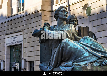 Statua di Ronald Reagan di commercio internazionale edificio Agenzia statunitense per lo Sviluppo Internazionale aiuti a Washington DC Foto Stock