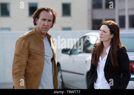 JULIANNE MOORE e Nicolas Cage in avanti (2007). Copyright: solo uso editoriale. No merchandising o copertine di libri. Questa è una distribuita pubblicamente handout. I diritti di accesso soltanto, senza licenza di copyright fornite. Solo per essere riprodotto in concomitanza con la promozione di questo film. Credito: Revolution Studios/Saturn Films/EYETRONICS USA/iniziali immettere / Album Foto Stock