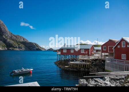 Rorbuer a Nusfjord presso le isole Lofoten in Norvegia / Scandinavia Foto Stock