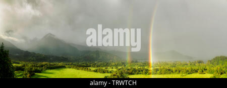 Doppio arcobaleno sulla Valle di Hanalei. Kauai, Hawaii. Foto Stock