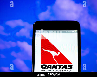 In questa foto illustrazione della Qantas Airlines Limited logo è visto visualizzata su uno smartphone Foto Stock