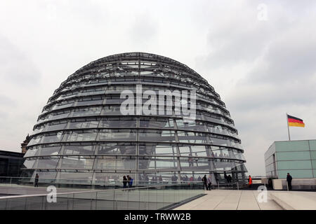 La cupola del Reichstag è una cupola di vetro, costruita in cima al rinnovato edificio del Reichstag di Berlino. Foto Stock