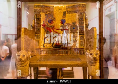 Il Cairo, Egitto - 19 Aprile 2019: Il trono dorato di Tutankhamon visualizzato nel museo del Cairo Foto Stock