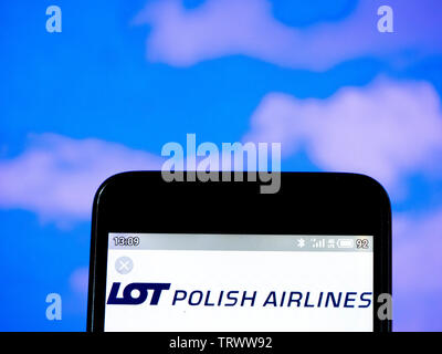 In questa foto illustrazione la LOT Polish Airlines, giuridicamente incorporati come Polskie Linie Lotnicze LOT S.A. logo è visto visualizzata su uno smartphone Foto Stock