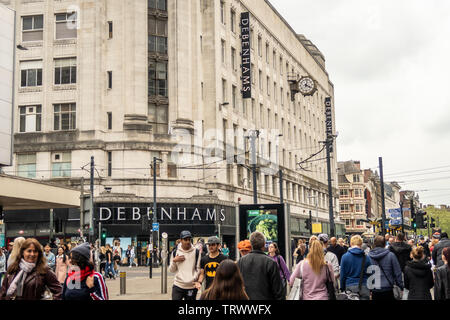 Le persone camminano davanti al negozio Debenhams (l'Rylands edificio), Market Street, Manchester, Inghilterra, Regno Unito Foto Stock