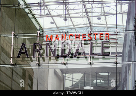 Segno di ingresso sopra il vetro principale Exchange Square entrata al Manchester Arndale Shopping Centre, England, Regno Unito Foto Stock