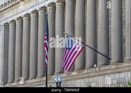 Flag di colonne Entrata Principale Herbert Hoover Building Commerce Department 14th Street a Washington DC. Costruzione completata nel 1932. Di fronte al bianco Foto Stock