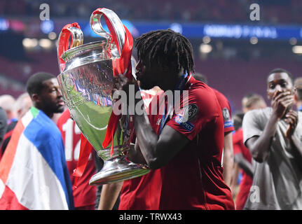 MADRID, Spagna - 1 giugno 2019: Divock Origi di Liverpool nella foto durante la cerimonia di premiazione tenutasi dopo il 2018/19 finale di UEFA Champions League tra Tottenham Hotspur (Inghilterra) e Liverpool FC (Inghilterra) a Wanda Metropolitano. Foto Stock