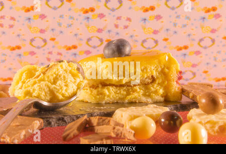 Una gustosa fetta di torta con una bacca, barre di cioccolato e caramelle dessert con uno sfondo colorato Foto Stock