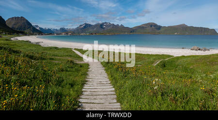 Sentiero che conduce alla spiaggia di Ramberg, Isole Lofoten in Norvegia. Foto Stock