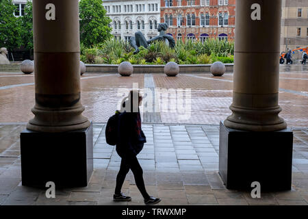 Victoria Square dal porticato del municipio , Birmingham, Inghilterra Foto Stock