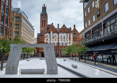 Oozells Square, in background Ikon Gallery, Birmingham, Inghilterra Foto Stock